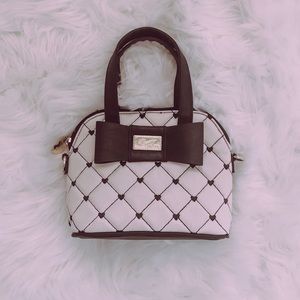 B E T S E Y  J O H N S O N  H A N D  B A G